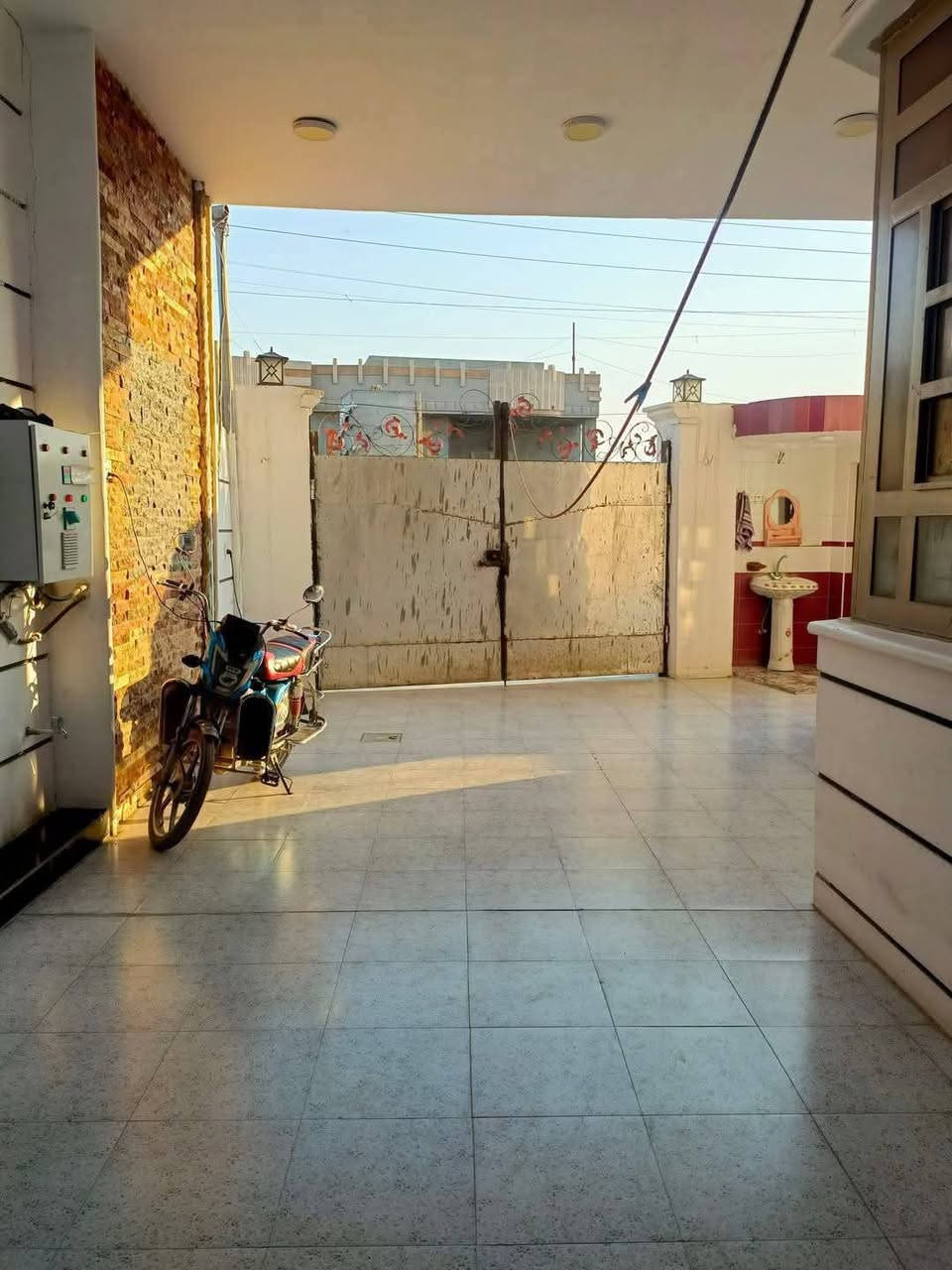 بيت طابقين للبيع الرمادي شارع اربعين خلف جامع الواثق 

طابو زراعي سند 25 تحويل مباشر

مساحة    200 م. الشارع 8 م

ملاحضة البيت يباع مع الأثاث 

السعر 130 مليون وبي مجال 

البيت بناء حديث ، منطقة سكنية خدمات كاملة

يتكون البيت من أربع غرف نوم واستقبال ومطبخ وصالة وصحيات داخل وخارج كراج سياره مناور عدد 2 
________________________________________

للمزيد من التفاصيل يمكنكم زيارة مكتبنا .

مكتب للعقار   في  الرمادي - شارع 40 - مقابل جامع الواثق 

او الاتصال على الارقام التالية … 

  واتساب ✅ . ***********

🛑نستقبل من حضراتكم كافة العروض العقارية🛑

🟡رضاكم هو أهم أهدافنا التي نتطلع لها دائماً🟡
