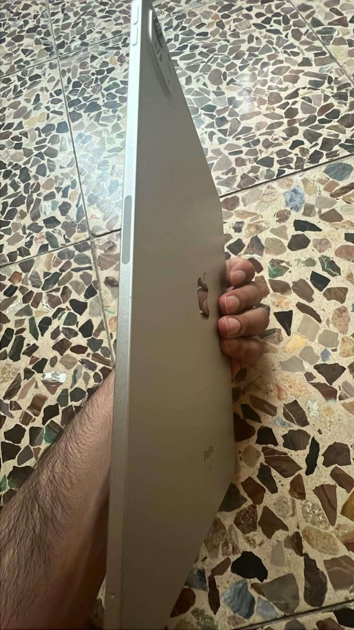السلام عليكم ايباد. M4 جديد. بطاريه  ٩٢. استخدام قليل. ع كد ساعه  ساعتين وطفي.  سعر٩٥٠ نظافه فوول  ١٠٠بل ١٠٠ كامل ملحقات وكارتون.  وياه شاحنه اصلي هم هديه مني. مكاني بغداد ***********
