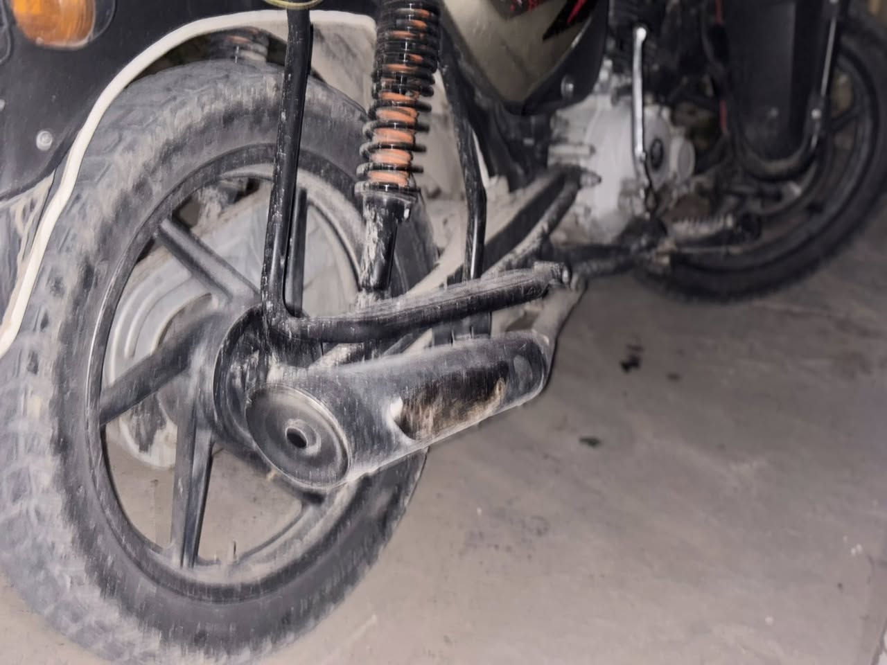 سلام عليكم بوكسر ٢٠   5 كير دراجه بيه دخانه كلش بصيطه اوراق كامله للبيع ٦٥٠ وبيه مجال مكاني بغداد يرموك رقمي ***********
