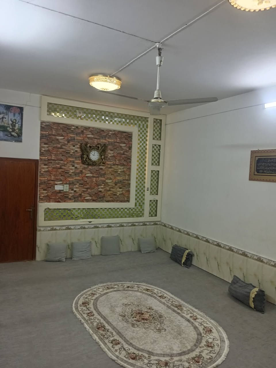 سلام عليكم بيت للبيع في حي الويرسي خلف ملعب السنبله مباشراً يبعد عن شارع العام 50 متر مساحه البيت 240 طابقين الطابق الأول يتكون من صاله واستقبل وغرفتين ومطبخ حار وبارد ومجموعة صحيات داخليه وخارجيه والطابق الثاني يتكون من غرفه وحده وصطحين كبار مع (عرصه بصفه مساحه 250) زراعي سند 25 للاتصال ***********
