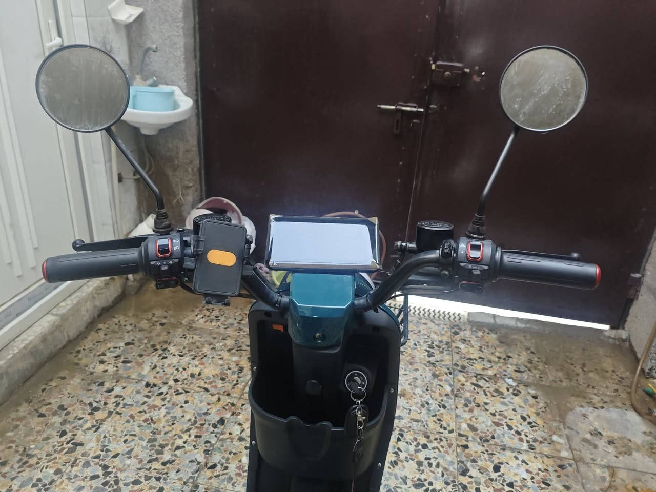 دراجه شحن r9
للبيع نقص بطاريات 
سعر 200 
تواصل👇🏻
 ***********
