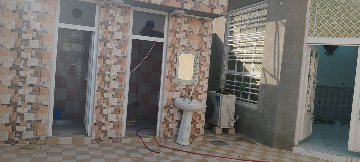 مشتمل 5×20 بحي الجوادين من ظمن النواب الضباط وجه ع شارع الحي أستقبال 8×4وغرفه 6×4 وصله الحد صب وصحيات  خارجيه بناء كله طابوك وصب سعره 23 وبي مجال قليل  الشراي يتصل ع خط ***********
واليرد بيت موجود بيتين وثنينهن ركن ع وجه
