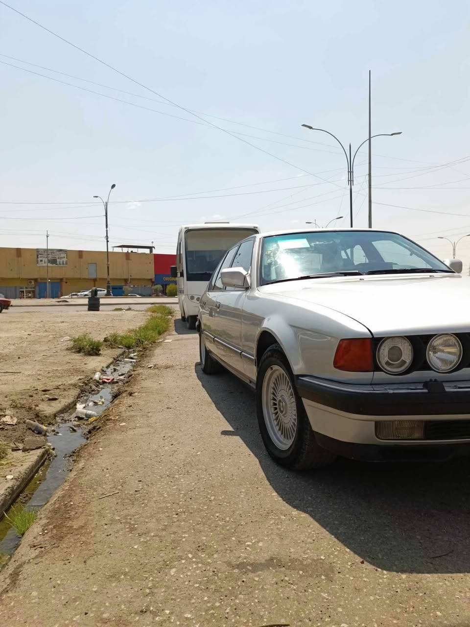 السلام عليكم بي ام للبيع الحجم 730V8السياره أحلامن الصوره تبريد تدفئه كلها شغاله جوم كهرب توماتيك سياره مال جناي اتريك بصره شرط كابون بانزين موجود بيها رقم الماني العنوان موصل جانب الايسر زيونه مجاور المرور الاستفسار عل الرقم ***********
