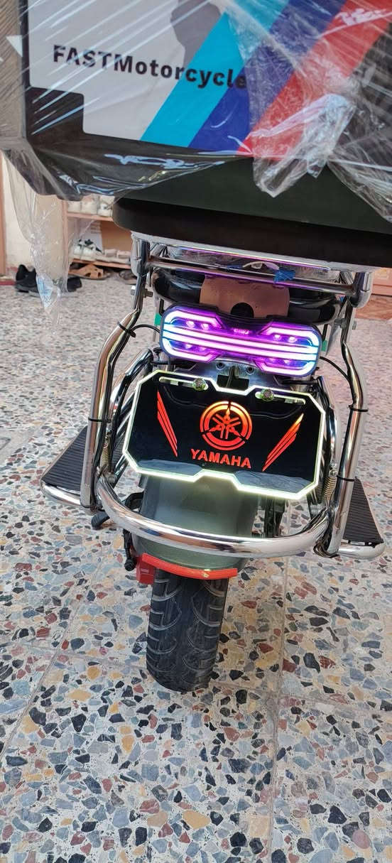 سلام عليكم  شحن حديث للبيع  استعمال قليل بعده جديد مستعمل شهر ونص فقط 6 بطاريات  مسطره حجم كبير الموطور بعده على وضع الشركه كم مرى ماشي بالشارع فقط حساسات امان نشرات محيطيه لد حتى بالتاير يشتغل بصمه وجهاز سماعات خارجيه وداخلية مضخم صوت ستريو بلوتوث ام بي ثري لاسلكي مواصفات مفوله  الدراجه بعدها على وضع الشركه سعرها 725 وترهم مراوس للاستفسار مراسله الصفحه او الاتصال *********** بي واتساب
