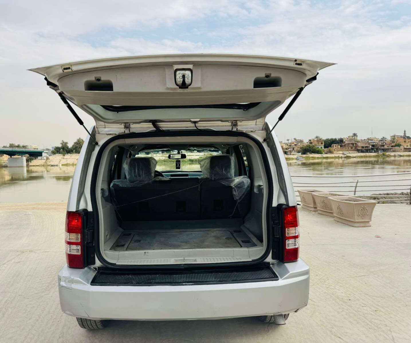 سلام عليكم 
جيب لبرتي  5 راكب موديل 2008 فور ويل 
سياره جديده مكينه وكير كارتونه جدد شادهم  مال كصه 
صدر خلفي امامي جديد 
تدفئه تبريد ويه السويج 
غرفه جديده كهربائيات وضع شركه 
رقم هزه سنويه جدد لل29
تخم تاير باتري جديد 
تراي وين مايعجبك 
بجم عالي ناصي بلوجكتر زينون اي كلوب مابيها نقص اي كلوب تحذير بالدشبول مابيها 
سياره جديده جدا 
تحويل مباشر مكانها الكاضميه 
السعر 95 مجال بسيط 
*********** بغداد, العراق
