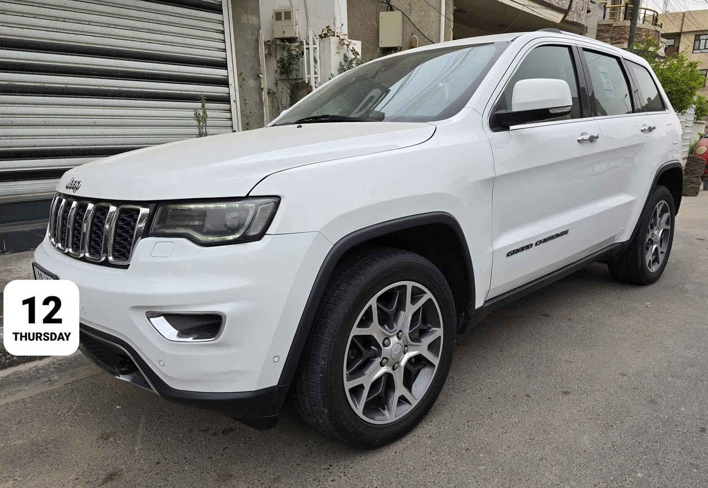 Jeep Grand Cherokee 2019 Limited
المواصفات الأساسية

المحرك: 3.6 لتر V6

عدد الأسطوانات: 6 سلندر

القوة: حوالي 290 حصان

العزم: حوالي 350 نيوتن متر

ناقل الحركة: أوتوماتيك 8 سرعات

نظام الدفع: دفع رباعي أو خلفي حسب النسخة

التسارع 0-100 كم: حوالي 8.3 – 8.8 ثانية

السرعة القصوى: تقريباً 260 كم/س

المسافة المقطوعة للسيارة 80.000 كيلومتر

مقاعد جلد

تحكم كهربائي بالمقاعد مع ذاكرة

تسخين مقاعد أمامية وخلفية🌡🌡

تسخين المقود🌡

تشغيل بصمة (Smart Key)

تشغيل عن بعد

مكيف أوتوماتيك ثنائي المنطقة❄️❄️

بلوتوث + USB + AUX

نظام صوتي 6 سماعات 🔈🔉🔊🎵🎶.

الأمان / مانع تصادم بالايقاف الذاتي🫷⛔️

كاميرا خلفية

حساسات ركن

نظام Blind Spot للنقطة العمياء

وسائد هوائية متعددة

نظام الثبات الإلكتروني

تحذير مغادرة المسار

عدد المقاعد: 5

سعة خزان الوقود: 93 لتر

الطول: حوالي 4.8 متر

العرض: 1.94 متر

قاعدة العجلات: 2.9 متر.

السعر الحالي 283 $


**إذا كنت صاحب هذا الإعلان وتريد حذفه لأي سبب، رجاءا أرسل رسالة إلى الدعم الفني**