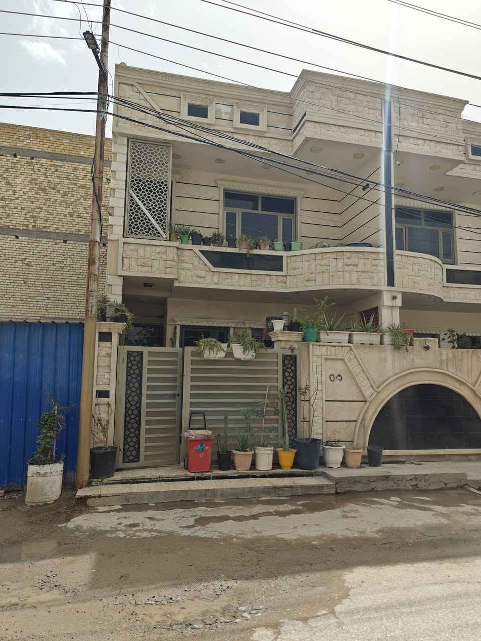 السلام عليكم ورحمه الله بيت للبيع مجمع الامل مساحته 120 واجه 6 نزال 20 يحتوي البيت على استقبال مطبخ 3 نوم حمامات عدد 2 موقع البيت قرب السدة على شارع وليس فرعي خدمات ماء كهرباء تبليط المنطقه مشموله بل تطويب تنازل شركه القلعه البيضاء المجمع من ناحيه هدوء منطقه خير من الله اي استفسار اتصل على الرقم *********** او مراسله خاص علمأ اني صاحب الدار
