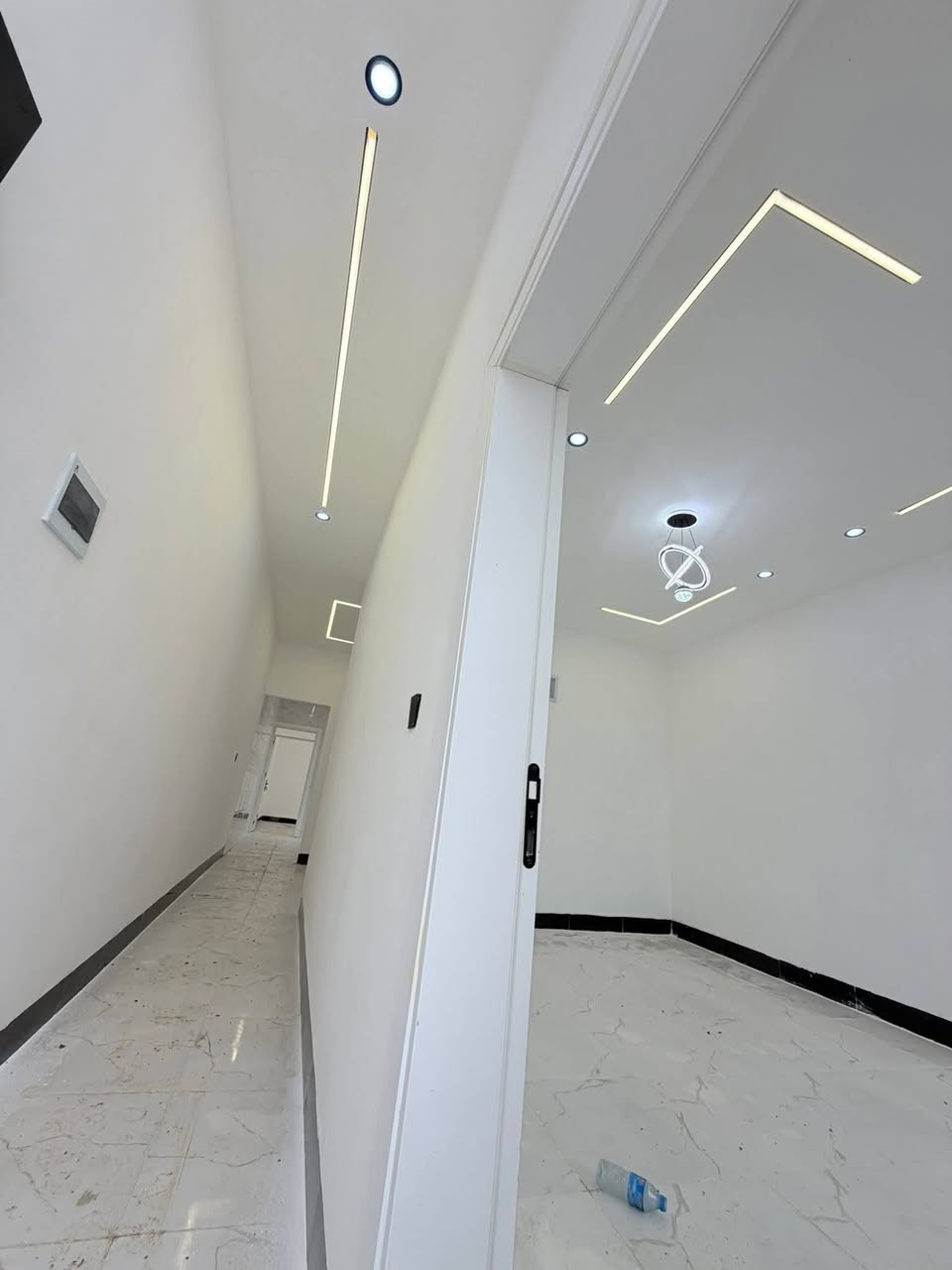 السلام عليكم بيت للبيع 🏠  بيت 100 متر بناء جديد صفر مامسكون اليوم خلص بناء  فول سراميك نضام دكت تبريد سقف ديكور واجها فلين انار مخفيه خدمات كامل  عنوان كركوك حي البدر قرب جسر المعارض سعر37   تواصل***********
