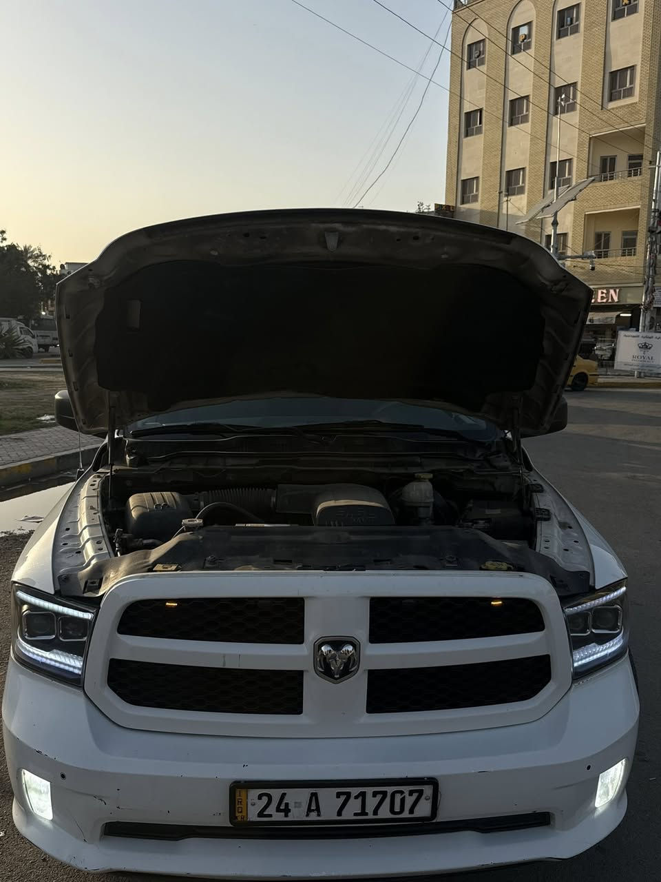 السلام عليكم
دوج رام 2019   RAM  كلاسك تك باب بدي قصير 
حادث فقط جاملغ خلفي جهة السايق داير مداير الايت فقط والباقي مكفول البجم كبس بدون ايرباك 
لون ابيض 
‏6v سلندر  3.6
كير ماوس 
شاشه
سستم سماعات jbl 
تحكم ستيرن 
منضومة زنون 
لدات شباك 
لدات امامي خلفي 
ويل 20 ستيل 
مواصفات حلوة بالسيارة والسيارة جاهزة من كلشي 
نصبت السيارة احلة من الصور  السعر (184$) بيهة مجال للاستفسار  ***********
