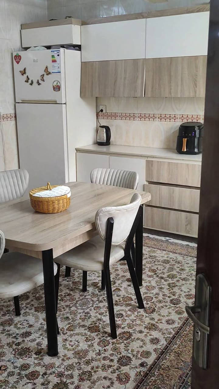 ئەم خانووە بۆ فرۆشتن لە عەواڵ
ڕووبەری خانوەکە 105 مەترە 
خانووەکە پێکهاتووە لە دوو قات و بۆ دوو ماڵی جیا ئەبێت 
قاتی یەکەم بریتیە لە نوستن و میوان و مەتبەخ و موشتەمەلات قاتی دووەمیش بەهەمان شێوە
نرخی ئەم خانووە  475 گەڵایە
بۆ زانیاری زیاتر پەیوەندی بکەن بە نوسینگەی نوێ بوونەوە
***********
