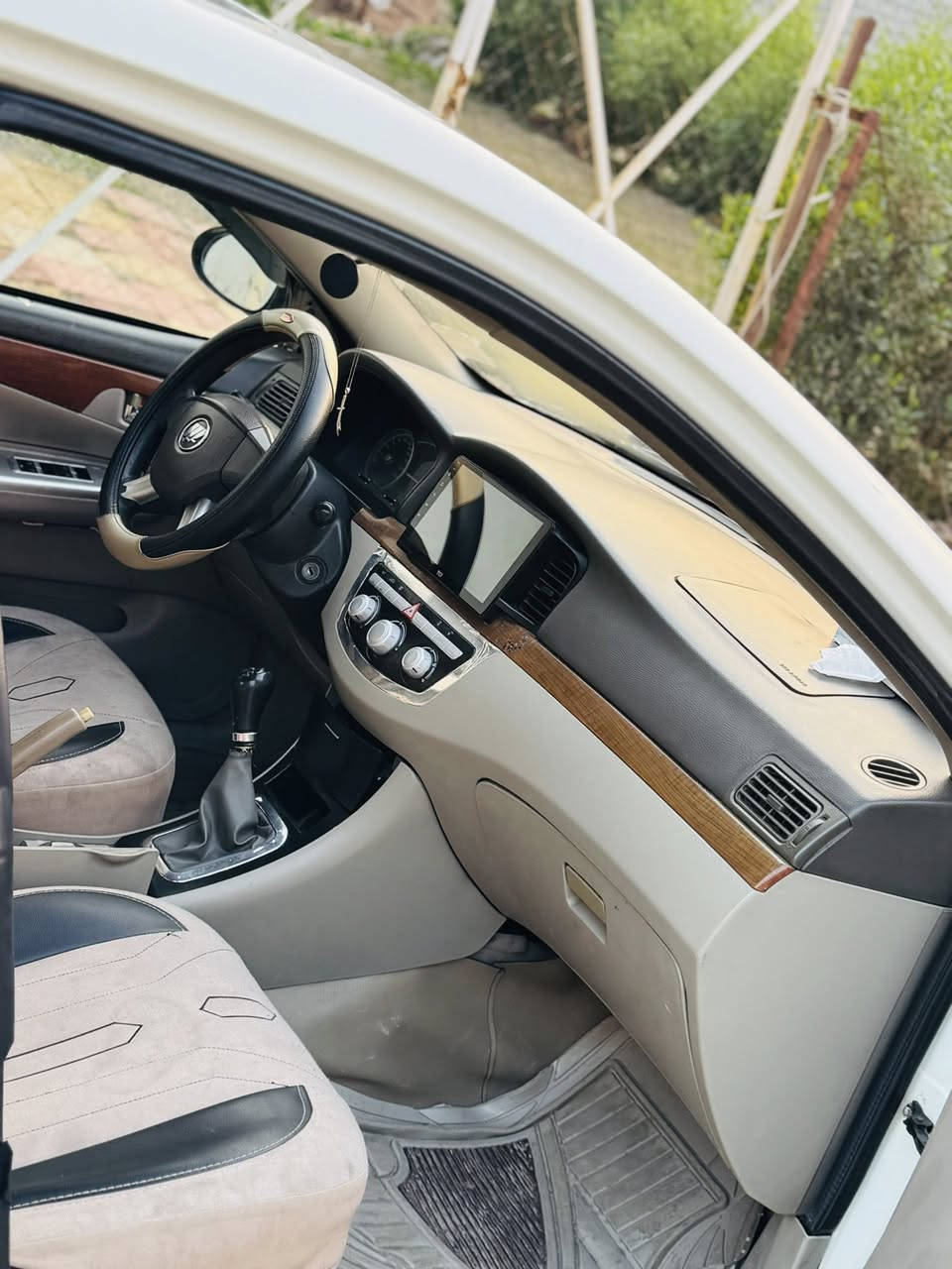 سلام عليكم اخوان ليفان للبيع مديل 13 سياره جاهزه خير من الله طخم امامي خلفي جديد طخم تايرات جديد شاشه سماعات كامره باتي جديد مايعوزها ربع السياره رقم نينوه شرط الوكاله او تحويل كابون بانزين بيها تبريد شغال تتفئه شغال بدون ضرر السعر 50 بيها مجال بصيط للتواصل ***********
