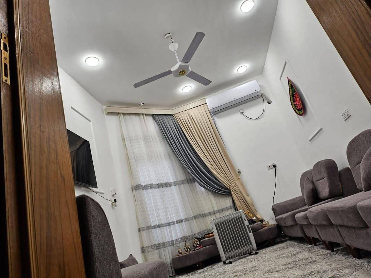 ألسلام عليكم : 
للبيع بيت في حي النفط زراعي إقرار محكمه  المساحه 83 متر مربع  البناء طابقين كونكريت حديث في ألطابق ألأرضي برانيه وصاله وصحيات داخليه وخارجيه وفي ألطابق ألأول غرفتين نوم مع ألملحقات  / السعر 55 مليون مع ألمجال ,,,, للجادين بألشراء ألتفضل بزيارة مكتب ألركن ألذهبي أو ألتواصل على أرقام ألمكتب :
***********   ---   ***********
