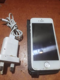 ايفون 5S • مستعمل نظيف • شاحن كيبل حافظة