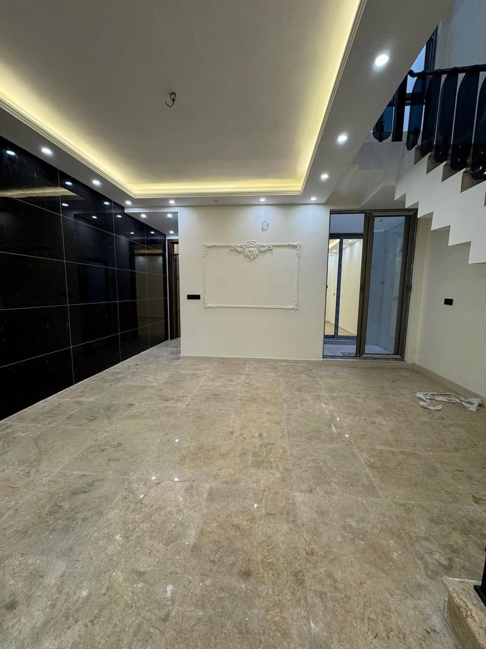 🔹
✅ حصراً لدى شركتنا ✅

🏡 منزل للبيع 🏡
📍 الموقع: بغداد - السيدية - مربع الضباط (كامل الساجت)
📏 المساحة: 120م
📐 الواجهة: 6م
🛣 شارع بعرض 12م

🏗 تفاصيل البناء:
3 طوابق:

🔸 الطابق الأرضي:
غرفة نوم + مطبخ + خدمات + حولي + صالة + منور

🔸 الطابق الأول:
غرفتين نوم + خدمات

🔸 الطابق الثاني:
غرفة نوم + خدمات + سطح

✨ مواصفات البناء:
✅ واجهة مرمر
✅ أرضية مرمر
✅ شبابيك ومحجر ألمنيوم درجة أولى
✅ جدران سيراميك ألواح
✅ أبواب تركية داخلية درجة أولى
✅ ديكورات ونقوش عصرية راقية

🏡 المنزل فارغ حالياً وجاهز للسكن
🟠 التعامل مباشرةً مع صاحب العقار

📞 للاستفسار:

 ***********  •• 

📍 زورونا في شركة النهرين للأسثمارات العقارية-الضباط -مقابل أفران الزيتون 2
