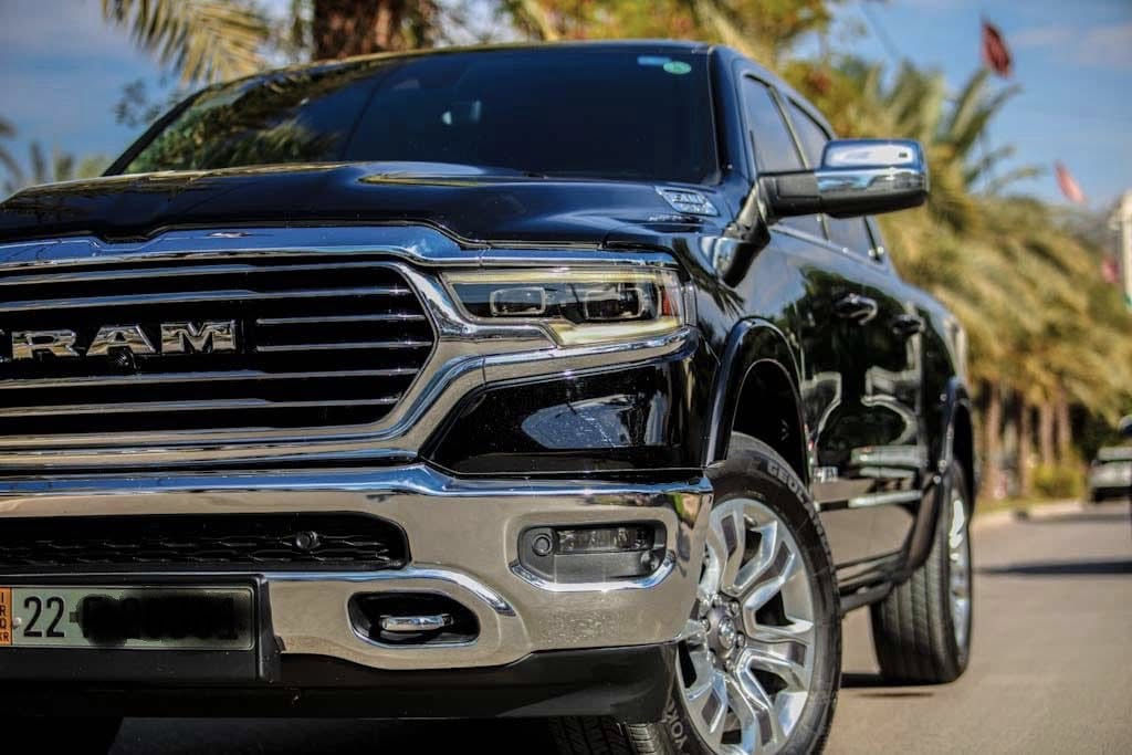 رام 1500 لمتد لونك هورن .خليجي
الموديل : 2023 . (وكالة) هارلم.
رقم اربيل 
العداد :  (47000Km)قابل للزيادة .
المحرك : V8 5.7L . 
الضمان : 3 سنوات او 60 الف كيلو متر . 
مغلقه PPF بالكامل ضمان 10 سنوات
تضليل سنويه لل2027
فول مواصفات 1/1

المواصفات :
* دفع رباعي 4x4. 
* رادار امامي مع مانع تصادم. 
*رادار خلفي
* نقطة عمياء. 
* تحذير الخروج عن المسار.
* 5 كاميرات (360) درجة. 
* لوحة القیادة دیجیتال.
* شاشة عرض لوحة القيادة على الزجاج الأمامي داته شو. 
* لمسات داخليه من الخشب.
* استطفاف ذكي (اوتوپارك).
* دوسات جانبية كهربائية.
* المصابيح الأمامية زنون.
* كشافات الضباب زنون. 
* المصابيح الأمامية LED.
* المصابيح الخلفية LED. 
* دخول ذكي (بصمة). 
* تشغيل عن بعد.
* مقاعد من الجلد الفاخر. 
* المقاعد كهربائية مع ميموري.
* المقاعد الأمامية تبريد وتدفئة. 
* المقاعد الخلفية تبريد وتدفئة. 
* شاشة كبيرة 12 أنچ.
* نظام ملاحة نفكيشن GPS.
* حساسات امامية وخلفية.
* سقف بانوراما.
* مانع تصادم خلفي. 
* مكيف خلفي.
* ويل كروم قياس 20 انج.
* نظام اطفاء وتشغيل اوتماتيكي.
* مرايا كهربائية جانبية من الكروم قابلة للطي كهربائيا.
* شاحن موبايل لاسلكي (واير ليس).
* الشباك الخلفي كهربائي. 
* المرايا الجانبية تدفئة. 
* باب الصندوق كهربائي.
* امكانية تعديل ارتفاع دواسات البنزين والبريك.
* هاند بريك كهربائي.
* المرايا الوسطية كاميرا. 
* حساسات امامية. 
* حساسات خلفية. 
* مرايا مع خاصية التعتيم الذاتي. 
* مساحات تخزين إضافية تحت المقاعد.
*غطاء صندوق المنيوم
*العنون بغداد الكرخ 
***********
