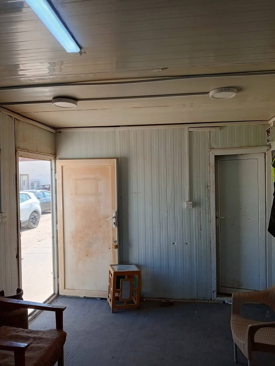 كرفانات عدد 2واحد 7متر وثاني 12متر مكانهن بصره كل كرفان يختوي على غرفتين وداخل كل غرفه صحيات
***********
