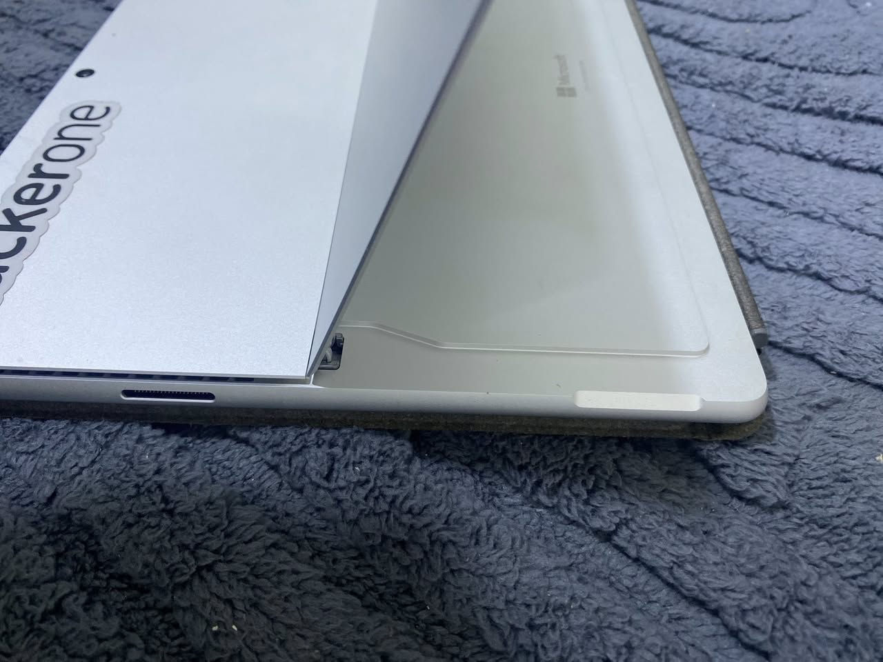 💻 Microsoft Surface Pro 9 – Core i7 (جيل 12)
مع الجهاز كيبورد وقلم الاصليات مع ادابتر
جهاز قوي وخفيف يجمع بين اللابتوب والتابلت بتصميم أنيق وأداء عالي، مناسب للعمل، الدراسة، والرسم.

المواصفات:
 • المعالج: Intel Core i7-1255U (الجيل 12)
 • كرت الشاشة: Intel Iris Xe Graphics
 • الرام: 16GB LPDDR5
 • التخزين: SSD 256GB (قابل للتبديل)

الشاشة:
 • 13 إنش PixelSense Flow Touchscreen
 • دقة عالية 2880 × 1920
 • معدل تحديث 120Hz
 • تدعم اللمس والقلم

الملحقات:
 • ⌨️ Surface Signature Keyboard
 • ✏️ Surface Slim Pen 2
 • يُخزن ويُشحن داخل الكيبورد لاسلكياً

مميزات إضافية:
 • نظام Windows 11
 • Wi-Fi 6 وBluetooth
 • منافذ Thunderbolt 4 / USB-C
 • بطارية تدوم لساعات طويلة
 • وزن خفيف مناسب للتنقل
السعر : 1.400.000
الجهاز اخو الجديد 
✨ جهاز مثالي لرجال الأعمال، الطلاب، والمصممين.


**إذا كنت صاحب هذا الإعلان وتريد حذفه لأي سبب، رجاءا أرسل رسالة إلى الدعم الفني**