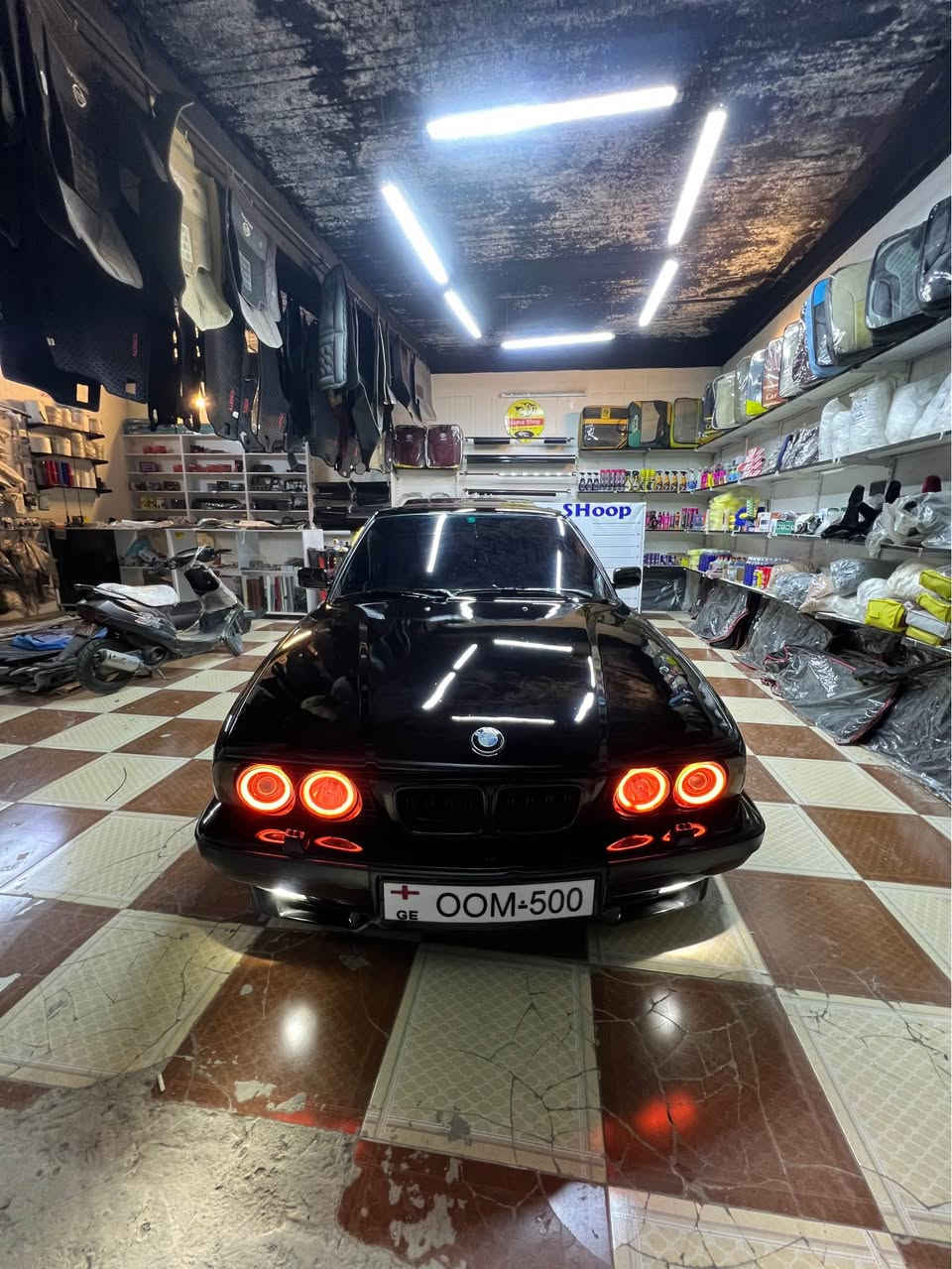 سه ره تا به ناوي خوا 
بؤ فرؤشتن 
bmw  منفيست ئه وروپي
مؤديل1995
فول فول قه پات مواسه فات
525iتؤماتيك
سلايت
كوشن جلد
كوشن هيتر
ده بل ئيرباگ
ده بل چه كمه جه
absبه شه رت
ته له فؤن
ته بريد ساردوو گه رم به شه رت
له سه ر ده قي شه ريكه هه مووگياني ئيش ده كات
دينار مه سره في نيه 
خايسي نيه لئدراوي نيه
به شه رتي هه مووگياني  له سه ر بيلادي ئيش كات
شوختي نيه قه پو چالي نيه
له ماله كه بئ منه تم به س لئخوريني ئه وئ 
سعري ٥٥ معامه له ي برايانه
شوئن سؤران
ژماره *********** أربيل, العراق
