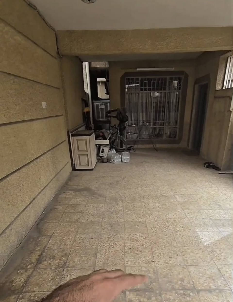 بيت بخارطة بناء جدا مميزة يحتوى على شقة داخله للبيع❗️❗️
.
الموقع: الدولعي الجديدة ( مقابل منطقة الجكوك مو جهة الحرية ) 

بسعر مناسب 

خلف الشارع العام (المكمل لشارع الحسابات)
يعني بظهر الشارع مباشرة 

مساحة الارض 200 متر سند مستقل
مساحة البناء كلش كبيرة طابقين تطلع  تقريبا 300 متر كونكريت مسلح 

البيت عبارة عن بيت وشقة 
الشقة بيها مدخلين من الكراج درج خارجي او من داخل البيت 

مجموع عدد غرف النوم 5 مساحتهم كبيرة اصغر وحدة بيهن 4x4 والباقيات كلهن 4x5 و4x6 ووحدة منهن 4x7 

يحتوي 4 تواليتات وحمامين ومطبخين 
حديقة كبيرة مساحتها 5x5 تقرييا 
كراج كبير 4x8 
ممر جانبي من الكراج الى باب المطبخ بحيث البيت ما ملتصق بالجيران (للخصوصية وعزل اكثر) 

منضومة الكهرباء مصنعه خصيصا للبيت 3 فيز نظام ريليات بورد تحويل ومنضومة حماية لكل البيت 
حتى كيبل كهرباء جاهز للمولد الداخلية الكبيرة ال 3 فيز 
وكيبل اخر للمولدة الداخلية الصغيرة 

منضومة كاميرات مراقبة 

تانكيات وسخانات عدد 2 منفصلة للشقة وحد وللبيت وحد 

جدا يناسب الي عنده عائلة كبيرة او عائلتين مثلا هو وابنه او هو واخوه 

البيت والشقة جاهزات من كلشي كبل تكعد بيه (مؤثثات بالكامل ينباعن هنة وإثاثهن) 

سبالت عدد 9 في كل غرفة دفن 
مطبخين كاملات من كلشي غرف الاستقبال والصالات غرف نوم كاملات
تجيب غراضك وتكعد مباشرة ما تحتاج تجيب وياك اي شي 

البيت باسمي شخصيا 
للتواصل:***********
