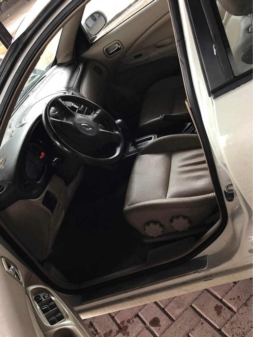 سامسۆنگ (Samsung SM5).
مەکینە ٤ پستۆن (DOHC 16 VALVE) مەکینە گەورە، زۆر بێدەنگ و بێ کێشەیە.
• گێر ئۆتۆماتیک (گێڕ و مەکینەی بە شەرت)
کوشنەکان جەڵد و زۆر خاوێنن، ناو زەرد
جامەکان هەمووی کارەباییە
تایەکانی باشە و ویلەکانی بیلادی خۆیەتی
زۆر خاوێن ماوەتەوە (وەک لە وێنەکان دیارە).
• کارەباییاتی هەمووی ئیش دەکات
بڕاوەیە و تەقە و ڕەقەی تێدا نییە.
تەبريد و گەرمی بە شەرت.
شوێن:سلێمانی
رەقەم: *********** 
نرخ: ٥٥ گەڵاو کەمێک مەجال شربازهير, السليمانية
