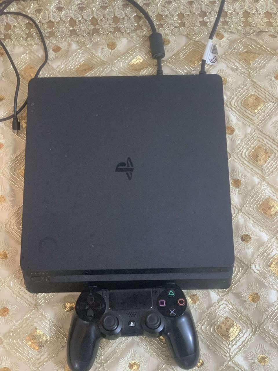 بلي فور اخو الجديد ما مفتوح ملحقاته كلها كامله +كارتونه مالته موجوده ويا 5 اقراص + يده الاصليه مال جهاز + يوبي اس جهاز مثل ما موضح بل صوره جهاز نضيف يشهد عليه الله جهاز لا مفتوح ولا بي نقص رقم *********** السعر قفل 300
