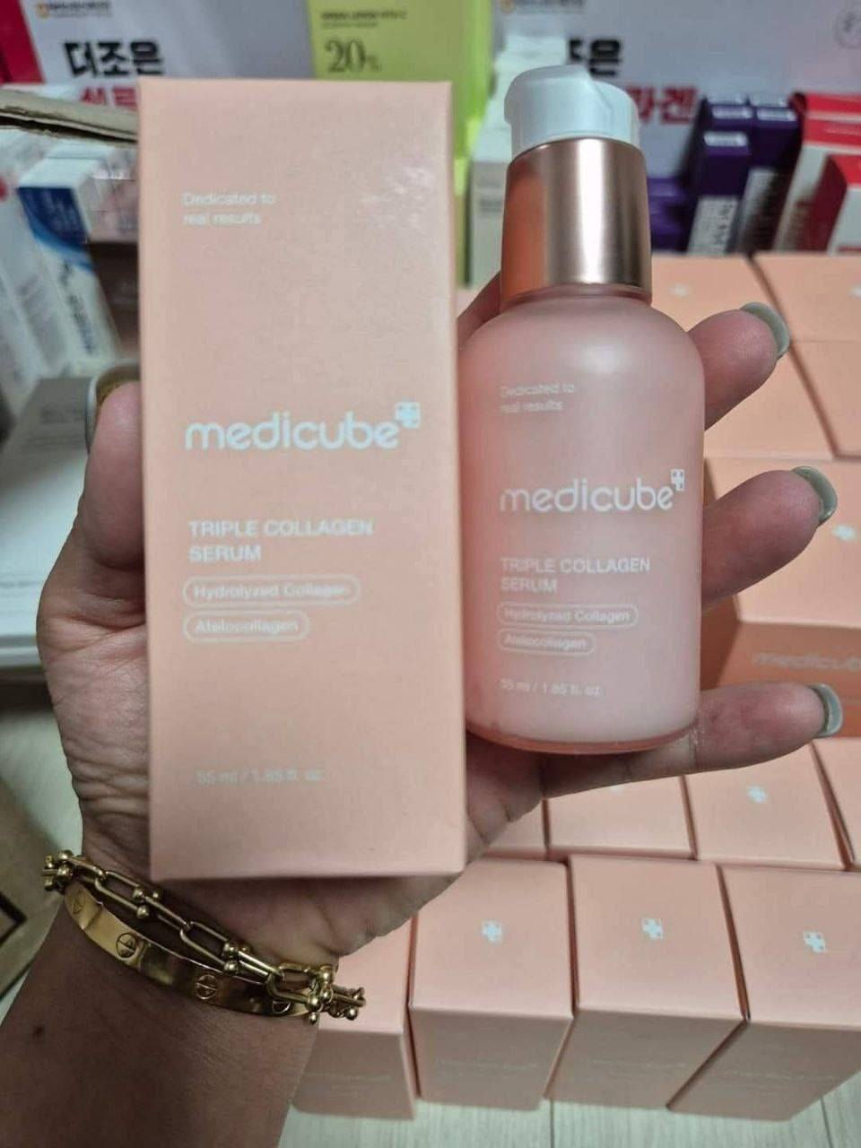 ✨سيروم الكولاجين الثلاثي من ميديكيوب للعناية بالبشرة مصمم لتعزيز مرونة البشرة وتغذيتها وإضفاء توهج صحي وممتلئ. يحتوي على مركب كولاجين ثلاثي يتكون من الكولاجين البحري والنباتي والأنسجة لامتصاص أسرع وأعمق في طبقات الجلد. و يساعد على تقليل ظهور الخطوط الدقيقة والتجاعيد، ويمنح البشرة مظهراً أكثر شباباً وشدّاً. ويوفر ترطيباً عميقاً بفضل مكونات مثل حمض الهيالورونيك والسيراميد. مناسب لجميع أنواع البشرة ويمتص بسرعة دون ترك بقايا دهنية.كما يعمل على تفتيح البشرة الباهتة ويمنحها إشراقة ونضارة. 

✅الفوائد الأساسية:-
✔️ يتكون هذا السيروم من ثلاثة أنواع من الكولاجين (المحلل، الأتيلو، والقابل للذوبان) التي تخترق طبقات الجلد المختلفة بعمق لتوفير العناصر الغذائية الأساسية.
✔️ يساعد حمض الهيالورونيك والنياسيناميد على حبس الرطوبة، مما يقلل من ظهور الخطوط الدقيقة والتجاعيد ويمنح البشرة مظهرًا أكثر شبابًا وإشراقًا.
✔️ يتميز بتركيبة خفيفة الوزن وسريعة الامتصاص، مما يجعله مناسبًا لجميع أنواع البشرة، بما في ذلك البشرة الحساسة والناضجة.
✔️ يحتوي أيضًا على مستخلص لحاء الإنانتيا كلورانثا الحاصل على براءة اختراع للعناية بالمسام ومستخلص أوراق الزيتون للعناية بالعيوب والنمش.
#الاصلي المنشأ كوريا 🇰🇷💯
السعر ١٣ الاف
🚘يوجد خدمة توصيل لجميع محافظات العراق ٤ 🚘


**إذا كنت صاحب هذا الإعلان وتريد حذفه لأي سبب، رجاءا أرسل رسالة إلى الدعم الفني**