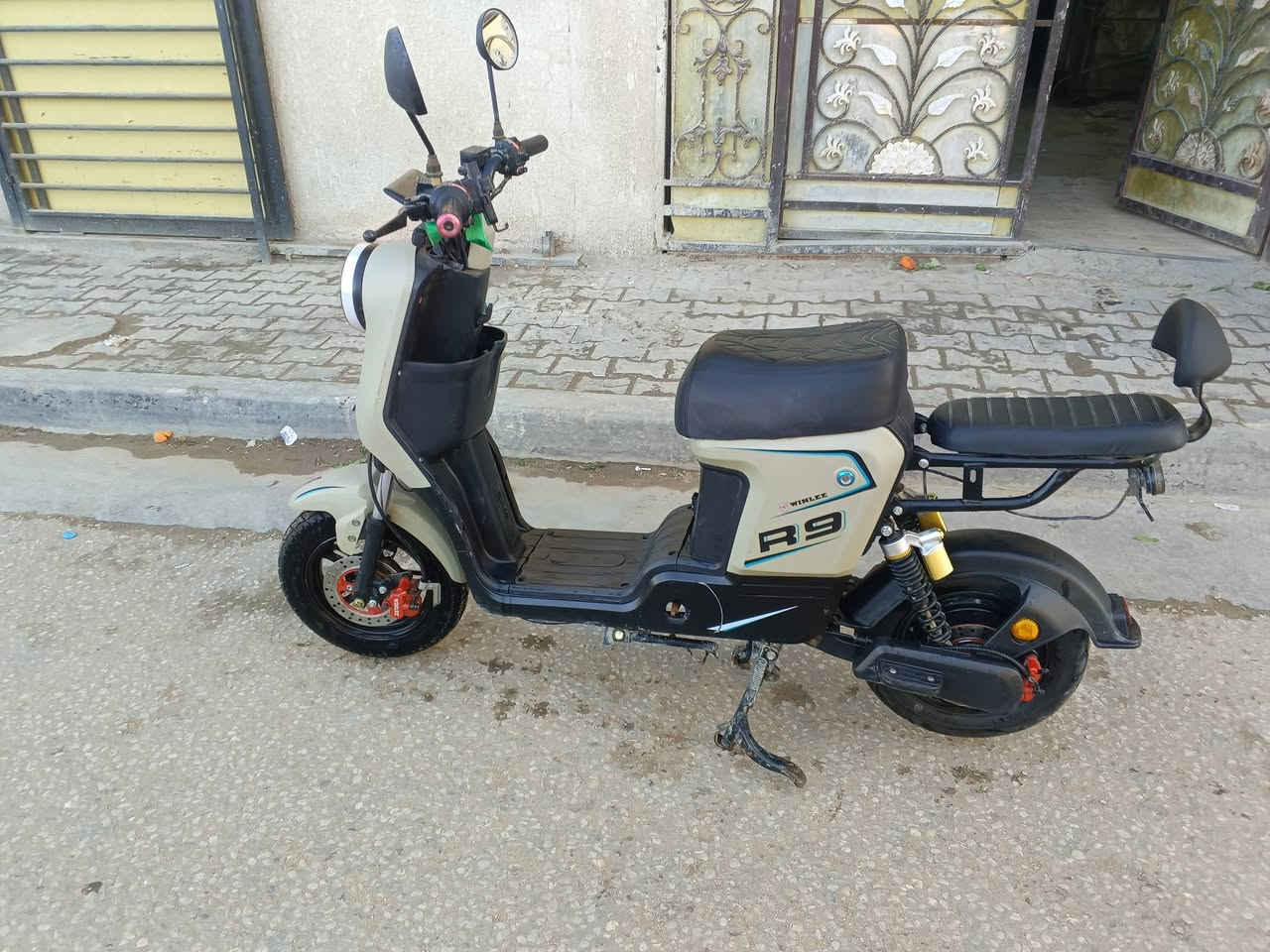 للبيعR9 أخت جديده مستخدم قليل موديل 25 تشتغل كارت وسويج وبصمه واحد على وأحد شرط الفحص سعر 350 كربلاء حي البلديه ***********
