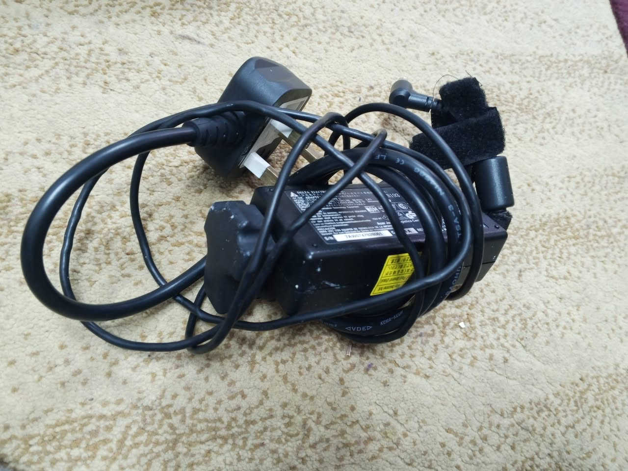 السلام عليكم لابتوب للبيع نضافه 100 ويا شاحنة  يفيد للدراسه السعر 50الف ويوجد توصيل لكل المحافضات هذه رقمي ***********فقط واتس اب
