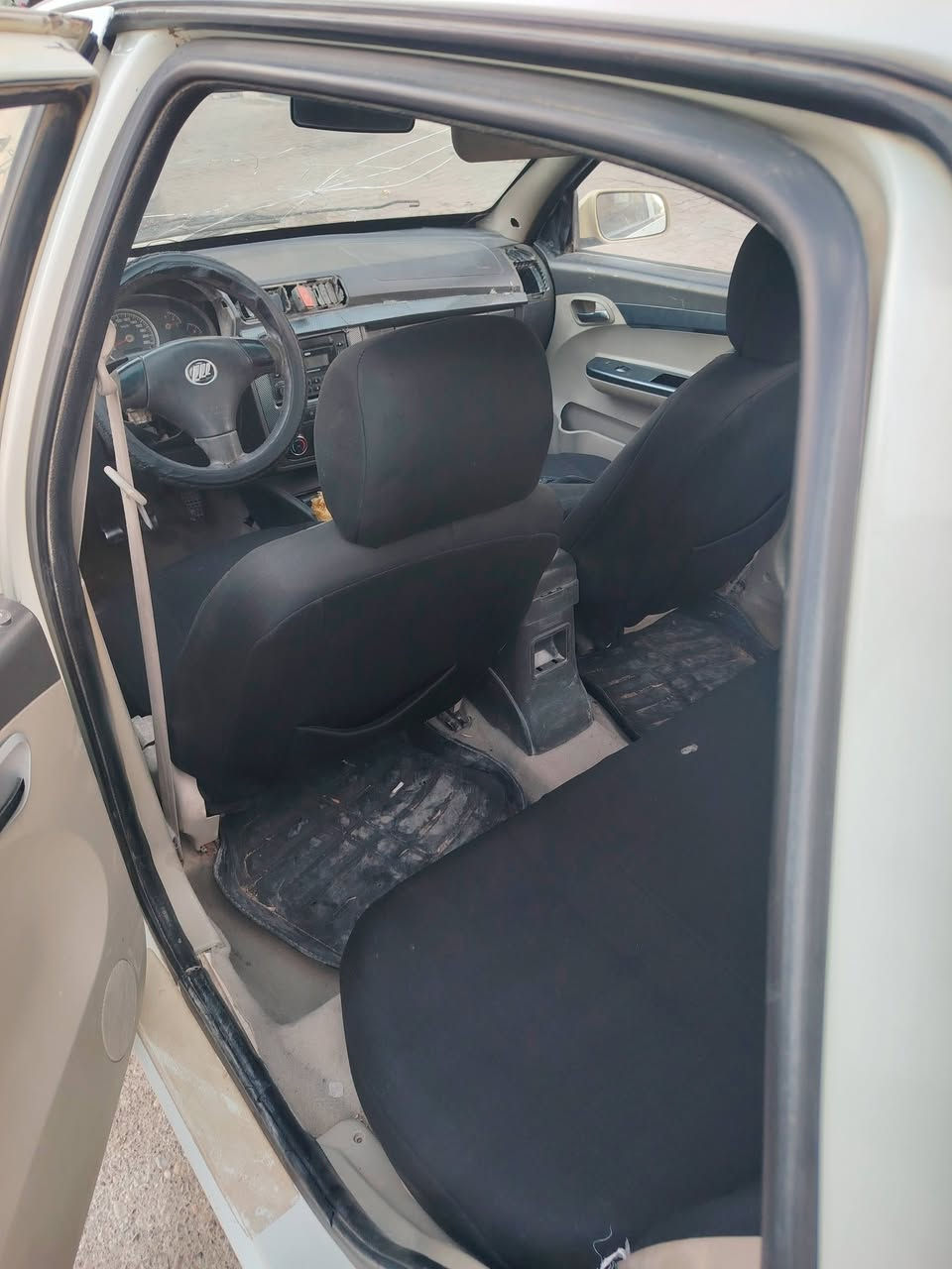 سلام عليكم ليفان 520   2011 رقم واسط للبيع سعر ٢٥ وبيه مجال ***********
