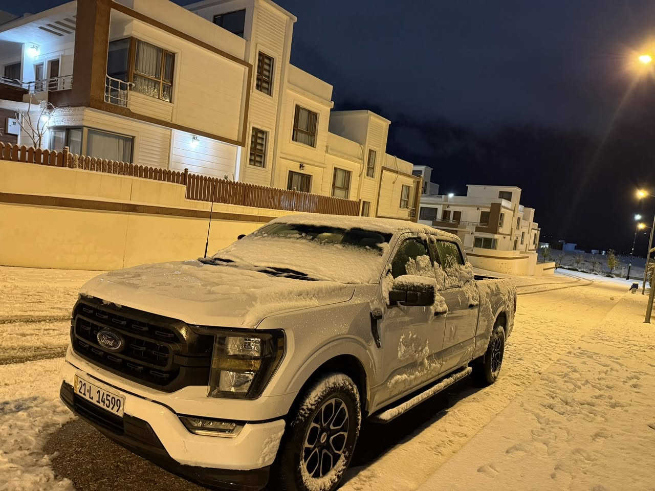 السلام عليكم فورد F150 موديل 2023 XL باب طويل بودي طويل السياره تو ويل ماشيه 51 ألف ميل مكفوله گير محرك اكسل ضررها جاملغ سكن وشويه بارد بالبونيد موضح بالمنشور السياره على وضع الشركه ايرباكات سليمه بشرط السعر 229 $ للاتصال ***********

