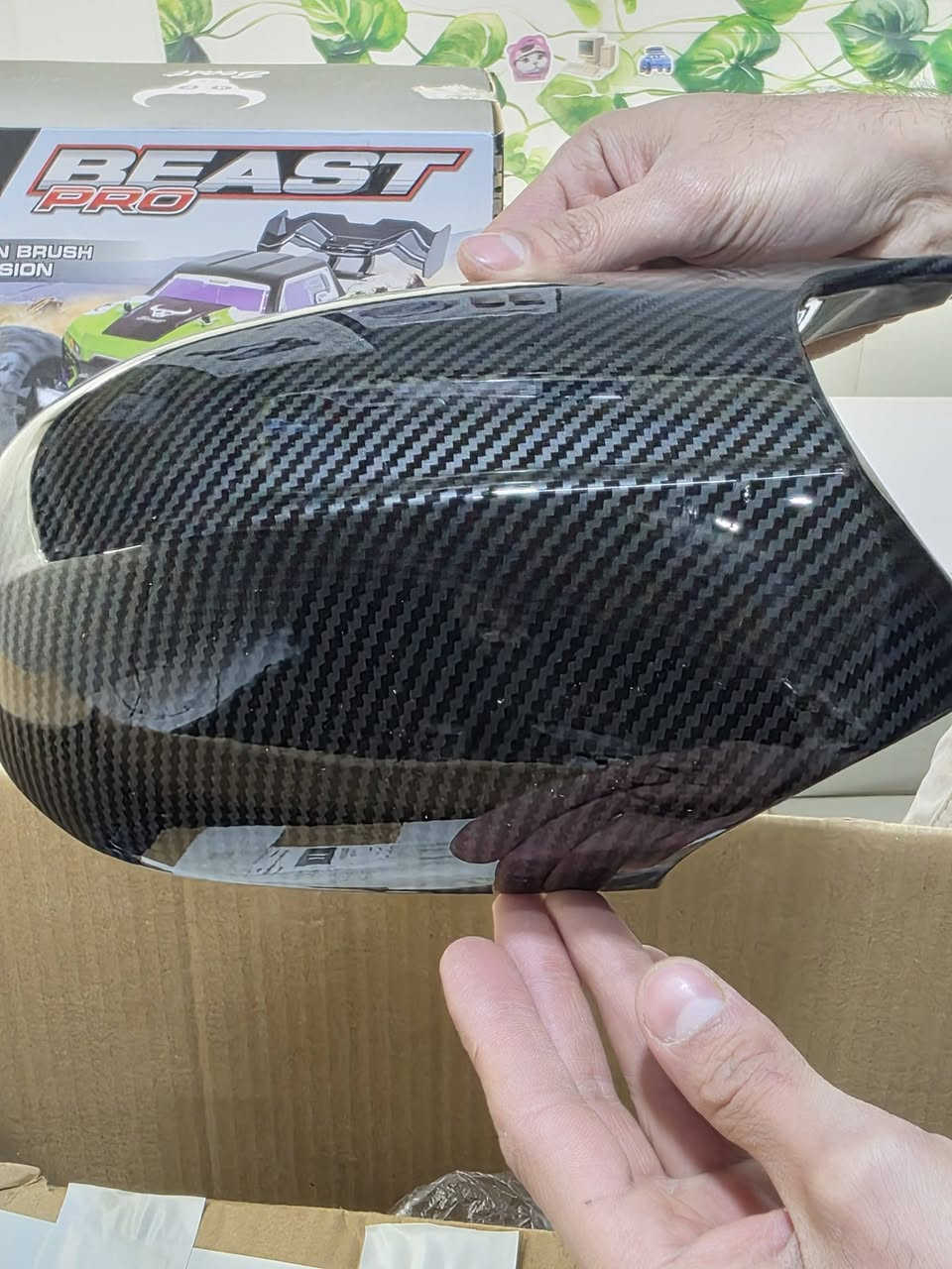 هذا غطاء مرآة جانبية من ألياف الكربون
مصنوع من ألياف الكربون خفيفة الوزن وعالية القوة.
يتميز بنمط نسيج قطني طويل ولامع.
مصمم ليكون غطاءً يثبت فوق مرآة المصنع الأصلية.
يستخدم عادة كترقية جمالية للسيارات الرياضية أو سيارات

مكاني بغداد الكاضميه 
أعله سعر ابيع


**إذا كنت صاحب هذا الإعلان وتريد حذفه لأي سبب، رجاءا أرسل رسالة إلى الدعم الفني**