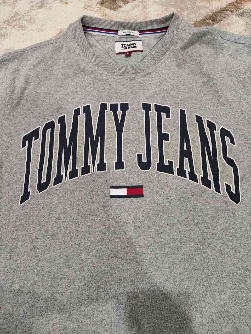Tommy Hilfiger ✅✅ 
باله اوريجنال 💯💯 
النظافة 💯💯    
M القياس 
50cm عرض الصدر 
68cm الطول 
يتوفر توصيل لجميع محافظات العراق 🚙


**إذا كنت صاحب هذا الإعلان وتريد حذفه لأي سبب، رجاءا أرسل رسالة إلى الدعم الفني**