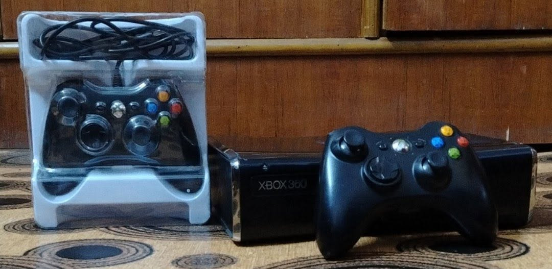 اكس بوكس 360 للبيع فوول نضافة بعده بالغلاف وويا جوستك وايرلس مالته وجوستك واير جديد وكامل ملحقاته من الوايرات السعر 150 الف للتواصل ***********
