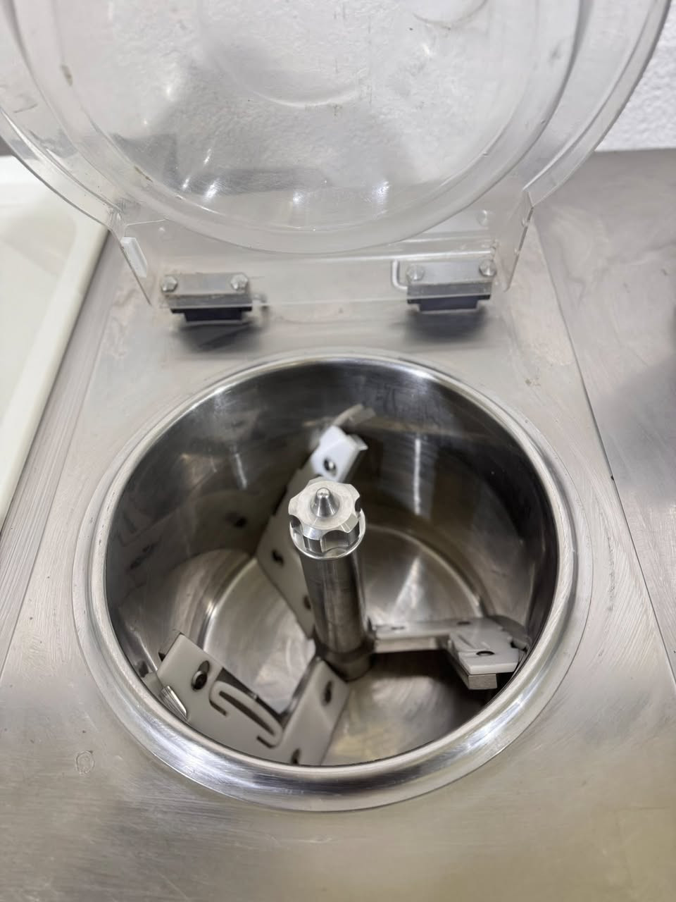 #معرض #الايطالي
إنتاجية Ds  فريكومات أيطاليا 🇮🇹
8  لتر 
مستخدم قليل 
نضيفه جدآ 
تبريد ماء 
3 فيز 

السعر والتفاصيل مراسله الصفحة 
أؤ الأتصال هـ ***********
العنوآن بصره 
#سيدحسين
