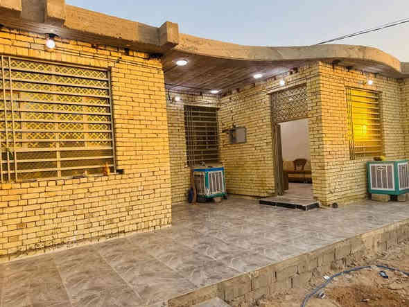 البيت مشمول بل تطويب مرقم من بلديت النجف مشمول بقرار 320 تراسلني عل واتساب او اذزلك الستماره ول قرار 

(السعر 75مليون او بي مجال 🤑🤑)
السلام عليكم بيت مساحه 600متر مساحت البيت 300متر أو حديقه 🌳🌳300 يحتوي عله ثنين حدائق 
البيت بناء درجة أوله 
بناء البيت 3غرف نوم أو صاله أو ستقبال أو مطبخ أ صحيات
منطقه كله ساكنه بيه ناس 
البيت طابو زرعي 25 📋أو قرار محكمة بسم المشتري📝
المكان النجف شارع كربلاء عمود 155طريق يا علي يبعد عن طريق الزوار 300متر 🛣️🛣️تبليط لباب كهرباء وطني أو مولد ذهبي ماي 💦💦مدارس قريبه📋📝
رقم الهاتف***********واتسا
