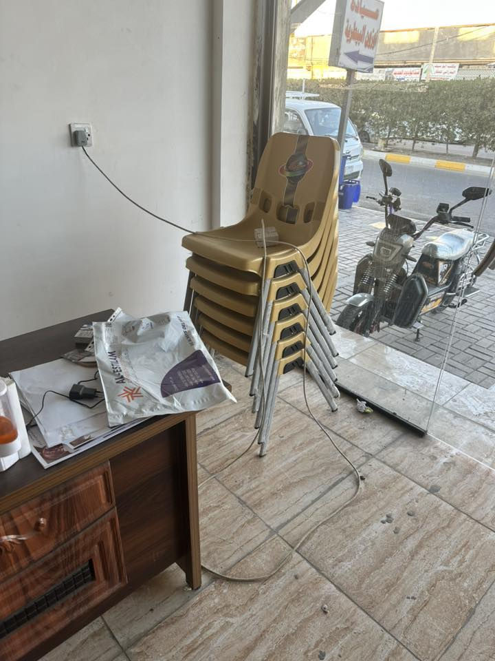 السلام عليكم     غراض مستعمله اقل ثلث اشهر من ساحبات من دكتات من كراسي من طبلات من عارضه مجمده من طباخات من سقيفه من شوايه كباب من جداري  +حديد مطبخ  من مغاسل تعليك  العنوان فلوجه   سعر #8مليون وبيه مجال 
هه هه ***********
