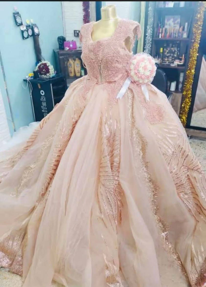 فساتين اعراس عدد 4 درجه اولى نظافه فوول وفساتين نيشان او خطوبه عدد٢
نوعيه ماركه الايطالي (اوركانزا)  كميه محدوده 
السعر خاص او الرقم ***********
