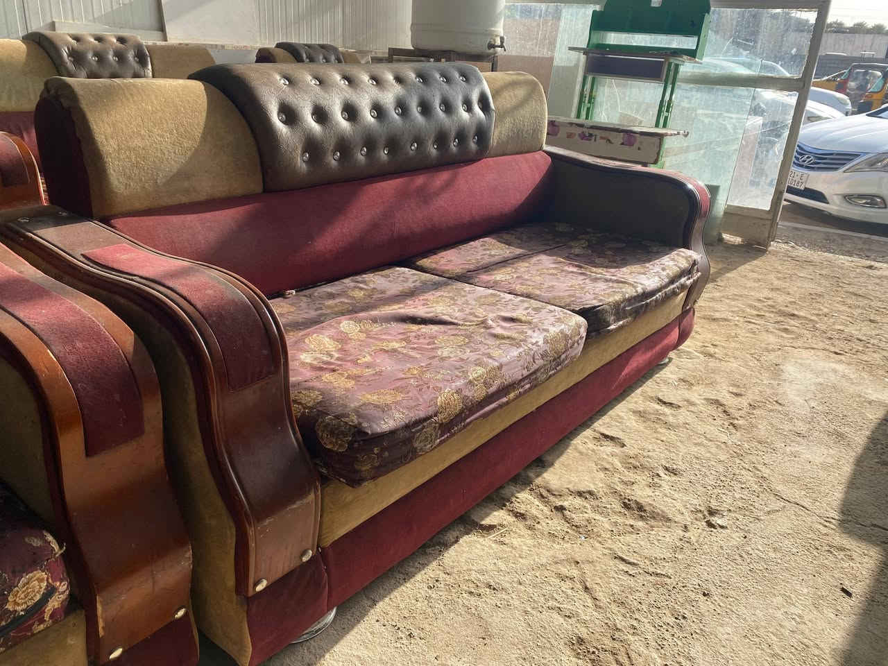 السلام عليكم 
يتوفر لدينا تخم  عشر مقعد  مستخدم سعره 150 الف
العنوان حي العصري مجاور جامع اصاحب الكساء ع 
للإتصال أو واتساب ***********
