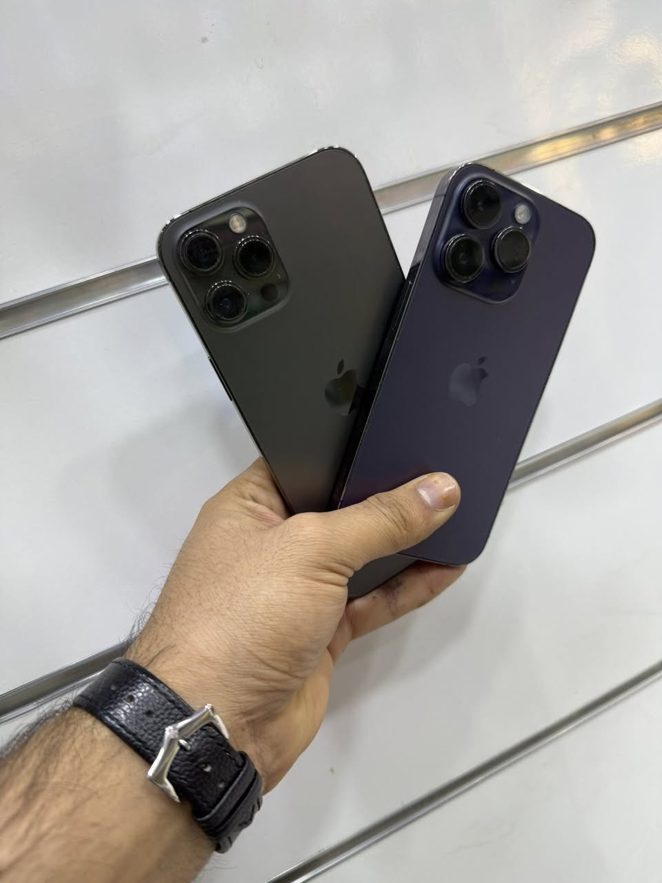 السلام عليكم 
1-ايفون ايفون 14برو ذامره 256 بطاريه 79‎%‎ مبدل شاشه وكاله الجهاز مكفول من كلشي السعر 400الف قفل 

2-ايفون 12 برو ماكس ذاكره 256 بطاريه 86‎%‎ مبدل شاشه تفصيخ الجهاز مكفول من كلشي السعر 350الف قفل 

الاجهزه تاخذهن من محل 
عنواني بغداد التراث قرب تقاطع درويش *********** واتساب او اتصال
