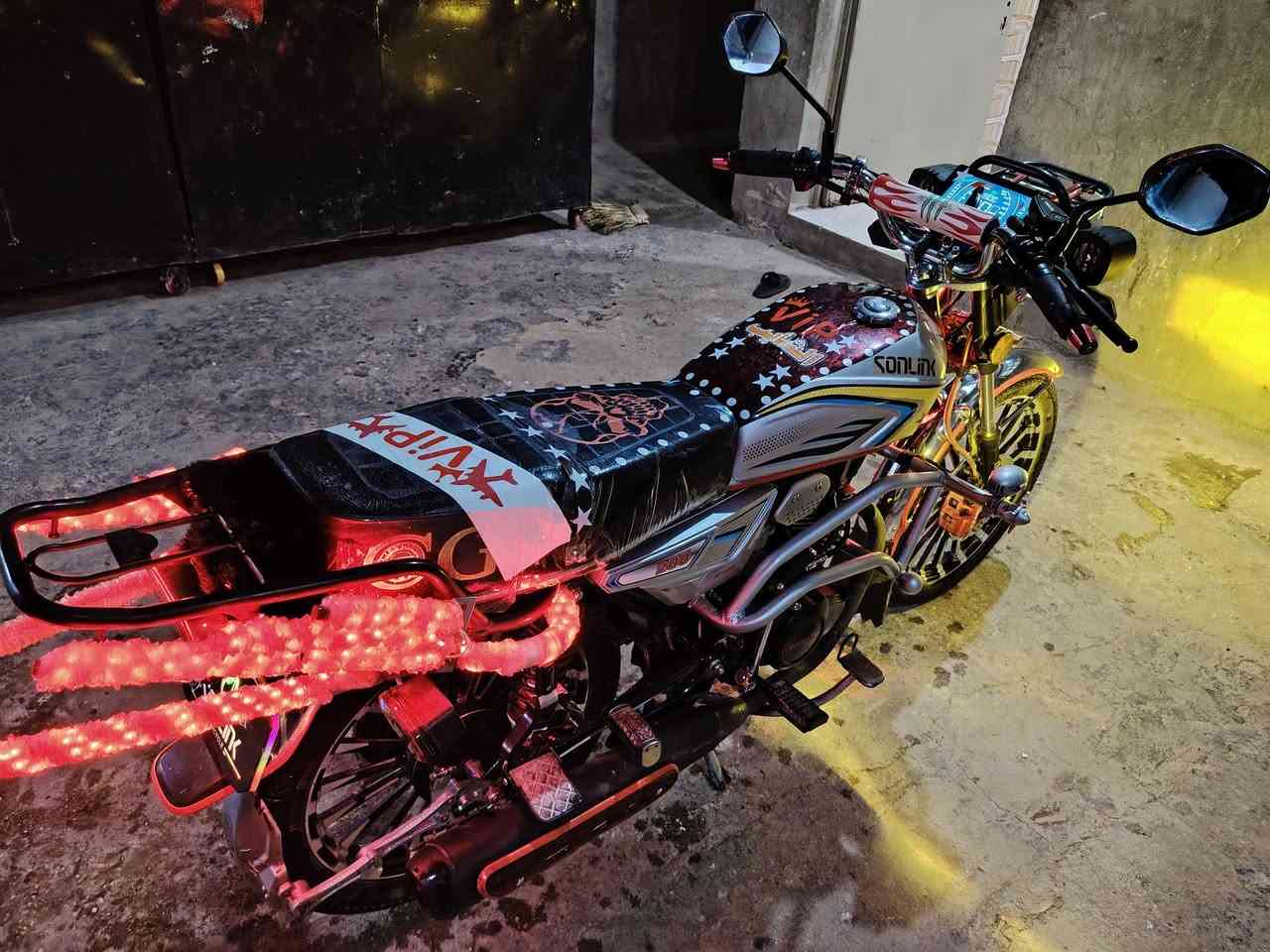 سلام عليكم دراجه زنجيل محرك 200 موديل 2024شكل 2025 دراجه نضيفه *********** هاذ رقم تلفوني الشراي يتواصل وياي واصلت 925وبي مجال
