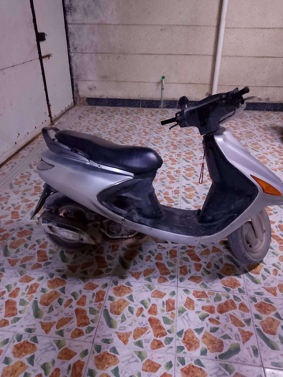 السلام عليكم اخوان دراجة فراشة البيع دراجة نضيفة المكينة مفتوح كهربائيات شقاله ناقصها باتري السعر 400المكان بصره ابل خصيب شارع ابو كوصرا الرقم ***********
