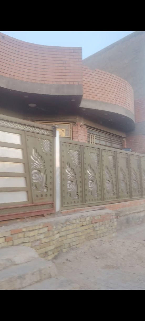 السلام عليكم ورحمة الله وبركاته عندي بيت في الحسينيه ركن  بناء حديث طابوق أحمر وارضيه مرمر يتكون من غرفتين نوم وصاله واستقبال ومطبخ وحمامين مساحه ١٣٢م واجهه ١٢م ونزال ١١ م للبيع الاتصال على الرقم *********** بيه واتساب والسعر ١٦٥ وبيه مجال @
