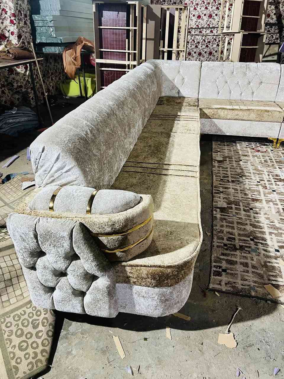 يعلن معمل الياقوت للديوان الحديث عن توفير جميع الالوان وموديلات 
مميزه 🤗🫶🏻
حسب طلب الزبون 🆕
يتكون الديوان من 5 قطع 
      قياسه (6 امتار ونص)❤️
     
10 مقاعد 🩷

كما تتوفر قياسات حسب المساحة والطلب 🫣✨
مواصفات  العمل ✨
خشب جام روسي 
المقعد بلوك اسود 
سفنج مميز اول 
قماش تركي درجة اولى 🇹🇷
العمل نفس الموصفات المذكورة
ملاحظة:يوجد مع كل طلب 4 كوشات هدية+🤍✨
و يوجد  لدينا باسعار مناسبه 🇮🇶 

للحجز مراسله الصفحة 🤗👍او الاتصال على الرقم.  ***********  واتس اب. 
ويوجد لدينا اسعار جمله لأصحاب  المعارض 🥰🤍
