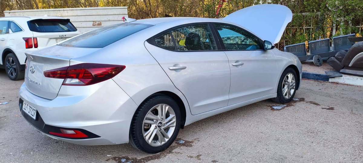 السلام عليكم النترا موديل 2019 رقم بغداد الدولي سنويه جديد بدون ارباك صبغ بنيد فقط  مكينه كير حجر بيئه مكفول بارد بدور الوراء قليلا مكان السياره بابل مواصفات رادارات شاشه كبيره توقف ذاتي وبعد مواصفات اخرى السعر 138وبيه مجال رقم ***********
