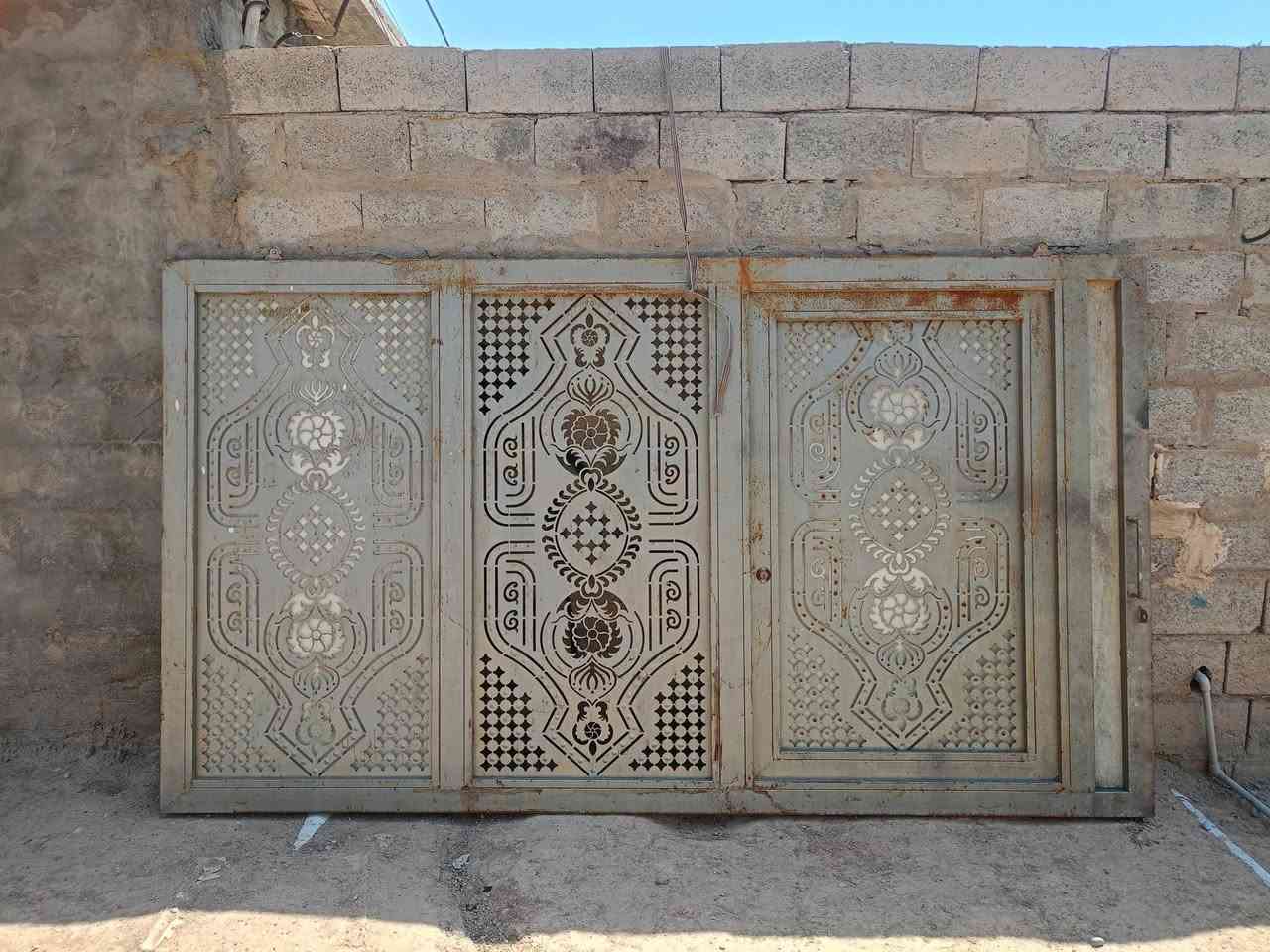 سلام عليكم
باب سلايت للبيع درجه اوله الخدمي ماله منه وبيه 
طوله 3 أمتار و 20 
سعره 200 
رقم الهاتف ***********
