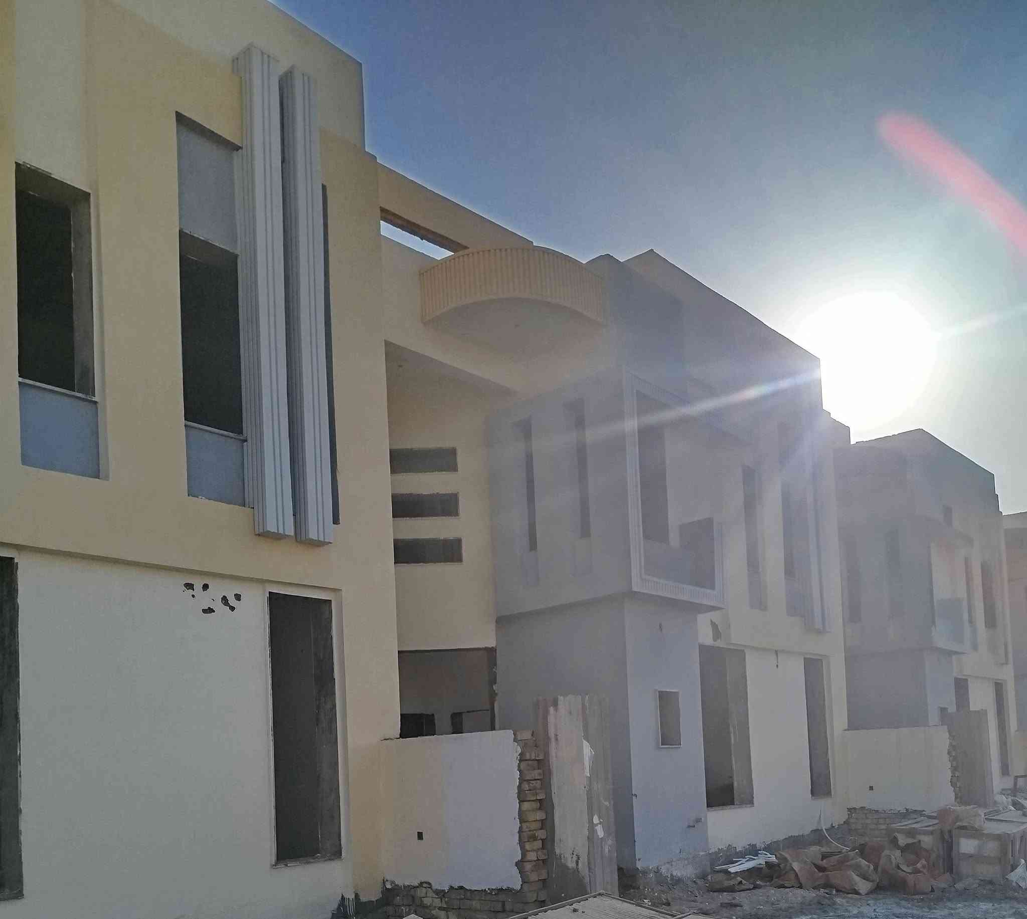 دار للبيع في مجمع الدره الأطباء العنوان مقابل مديرية التربيه الجديده
كونكريت مسلح ٢٠٠ متر طابو صرف طابقين الطابق الأول غرفه وصاله واستقبال وصحيات خارجيه وداخليه وصحيات مدخل الاستقبال منور عدد٢ حديقه كراج سياره الطابق الثاني ثلاثة غرف نوم وصاله وصحيات مقدمه ٥٠ والباقي على الاقصاد الشهري  للاستفسار الاتصال على الرقم ***********
