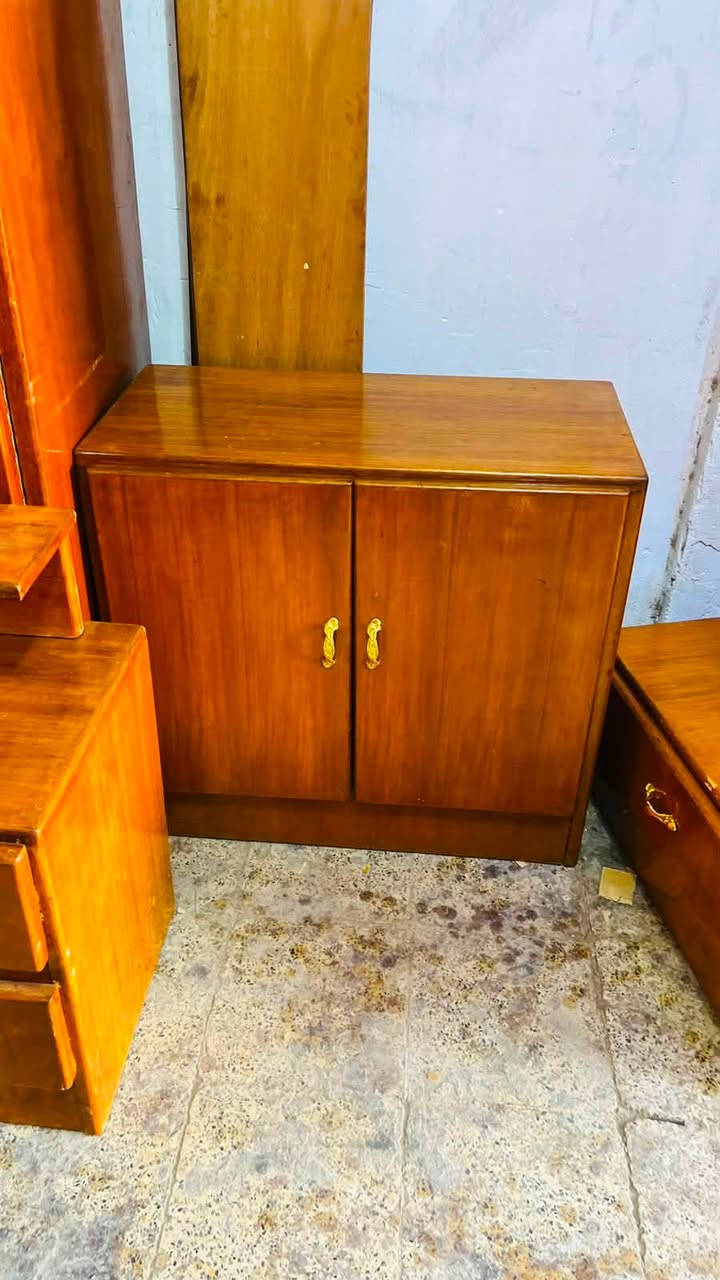 السلام عليكم غرفة عراقية ناعمة ٥ ابواب ونظيفة كما موضح بالصور وبسعر مناسب اي استفسار ع الخاص او واتساب***********
