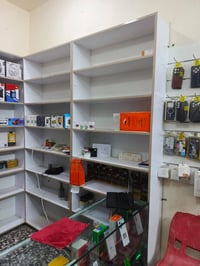 فاترينات للبيع العدد ٢سعر الواحده 40 وعارضه موبايلات زجاجيه هم للبيع س...