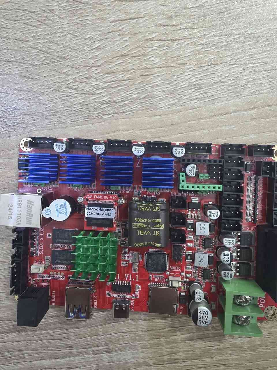 هذه هي اللوحة الأم ومحرك خطي لطابعة Elegoo Neptune 4 / 4 Pro ثلاثية الأبعاد.
اللوحة الأم: لوحة صامتة تعمل بنظام ARM 64-bit عالي الأداء لتشغيل برنامج Klipper. 
المحرك الخطي: محرك مخصص للتحكم في حركة أجزاء الطابعة بدقة. 
الميزات: تتضمن ميزات تبريد قوية ودعم لسرعات طباعة عالية الي تخدمه يخلي سعره التواصل ع الرقم ***********.
