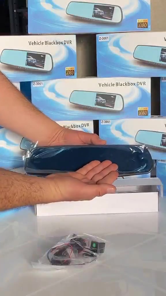 مرآة السيارة الذكية Vehicle Blackbox DVR - كاميرا مزدوجة وشاشة 4.5 بوصة

• الموديل: Z-3061.

كاميرا داش كام متطورة مدمجة داخل مرآة الرؤية الخلفية، تمنحك تسجيلًا كاملًا للطريق من الأمام والخلف مع شاشة عرض مدمجة لتعزيز أمان قيادتك.

• شاشة عرض مدمجة: تأتي بشاشة مقاس 4.5 بوصة من نوع TFT مدمجة في المرآة لمتابعة التسجيل مباشرة.

• تصوير عالي الدقة: تدعم تسجيل الفيديو بدقة Full HD 1080P لضمان وضوح التفاصيل والصور.

• عدسة واسعة الزاوية: مزودة بعدسة رؤية عريضة (Wide-angle lens) بزاوية 170 درجة لتغطية أكبر مساحة ممكنة من الطريق.

• نظام تسجيل الطوارئ: يحتوي على مستشعر G-Sensor الذي يقوم بحماية الفيديوهات من المسح عند حدوث اصطدام.

• خاصية الرؤية الليلية: تدعم تقنية Night Vision لتحسين جودة التصوير في ظروف الإضاءة المنخفضة.

• مراقبة ذكية: تدعم ميزات اكتشاف الحركة (Motion Detection) والتسجيل الدوري (Cyclic Recording) لضمان عدم توقف التسجيل.

المواصفات:
• دقة الفيديو: 1920x1080P / 1280x720P.
• صيغة الفيديو: MOV (H.264, Audio: AAC).
• تخزين الذاكرة: تدعم بطاقة ذاكرة TF حتى 32 جيجابايت كحد أقصى.
• البطارية: مدمجة بسعة 150mAh.
• واجهة الطاقة: 12-24V 2A.
• اللغات: تدعم لغات متعددة.
• الميكروفون والسبيكر: مدمج داخل الجهاز.

محتويات العلبة:
• مرآة الرؤية الخلفية المزودة بالكاميرا والشاشة.
• كاميرا خلفية إضافية.
• وصلات التركيب والطاقة.


**إذا كنت صاحب هذا الإعلان وتريد حذفه لأي سبب، رجاءا أرسل رسالة إلى الدعم الفني**
